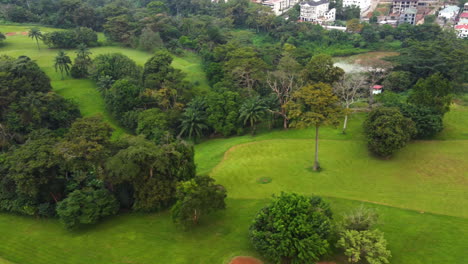 Luftbild-Kamerafahrt-Mit-Blick-Auf-Bäume-Und-Rasen-Auf-Einem-Golfplatz-In-Yaoundé,-Kamerun