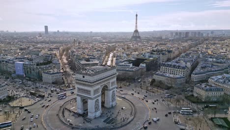 Triumphbogen-Oder-Arc-De-Triomphe-Und-Autoverkehr-Am-Kreisverkehr-Mit-Eiffelturm-Im-Hintergrund,-Frankreich