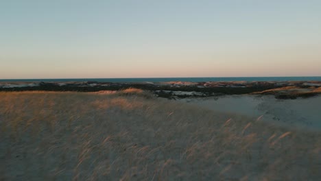 Toma-De-Establecimiento-Lento-De-Las-Vastas-Dunas-De-Provincetown-Al-Atardecer-En-Massachusetts