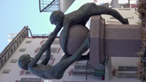 Escultura-De-Bronce-De-Hermann-Josef-Runggaldier-En-La-Fuente-De-La-Plaza-Antoniusplatz-En-El-Centro-De-La-Ciudad-De-St.