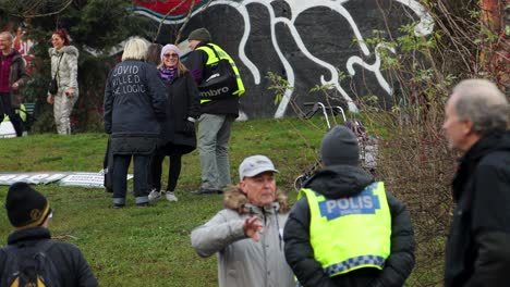 Oficial-De-Policía-Habla-Con-Un-Manifestante-En-Una-Manifestación-De-Protesta-Contra-La-Ley-Covid-En-El-Parque