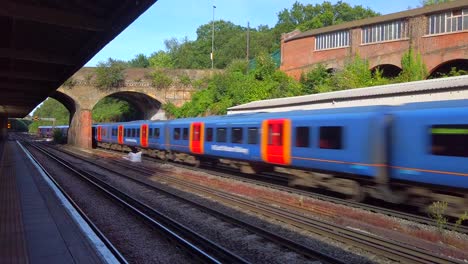 Toma-Panorámica-De-Seguimiento-Del-Tren-Expreso-Del-Suroeste-Que-Viaja-A-Través-De-Una-Estación-Antigua