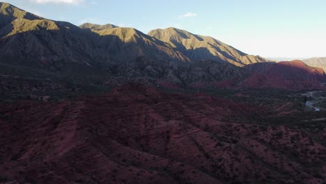 Valle-Del-Río-En-Profunda-Sombra-Mientras-El-Sol-Ilumina-Los-Picos-De-Las-Montañas