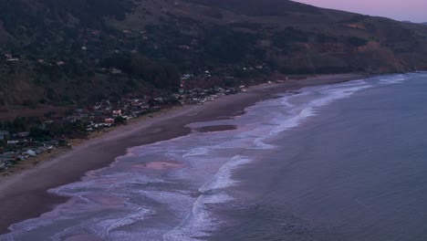 Späte-Sonnenuntergangsaufnahme-Eines-Strandes-Außerhalb-Von-San-Francisco-In-Kalifornien