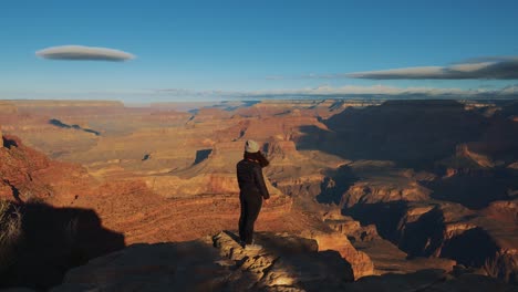 Una-Joven-Morena-En-El-Gran-Cañón,-Arizona