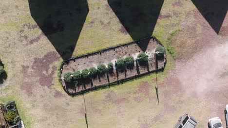 Toma-Orbital-De-Impresionantes-Cabañas-De-Madera-En-El-Corazón-De-La-Naturaleza,-México.