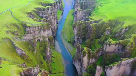 Un-Dron-De-4k-Captura-Una-Impresionante-Vista-Aérea-Cinematográfica,-Que-Muestra-El-Paisaje-Distintivo-De-Un-Exuberante-Cañón-Verde-Ubicado-A-Lo-Largo-De-La-Costa-Sur-De-Islandia.