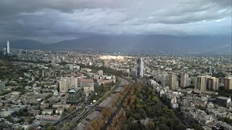 Luftaufnahme-Des-Zentrums-Von-Santiago,-Blick-Auf-Den-Telefonturm