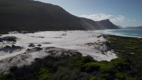 Orilla-De-Dunas-De-Arena-De-Witsand-Beach-Cerca-De-Scarborough-Y-Acantilados-Brumosos-En-Ciudad-Del-Cabo,-Sudáfrica