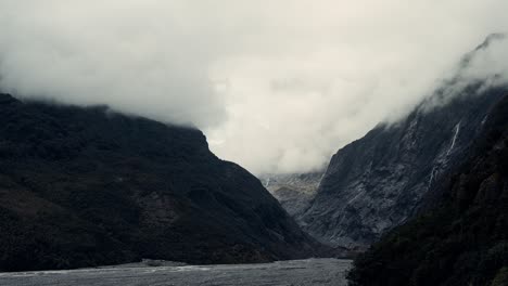 Heavy-fog-cloud-rolling-in-rocky-Franz-Josef-glacier-canyon,-timelapse