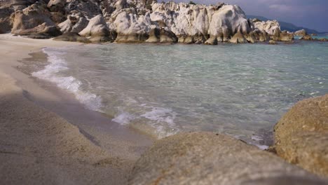 Nahaufnahme-Des-Klaren-Wassers,-Das-Am-Strand-Von-Kavourotripes-In-Sithonia,-Chalkidiki,-Griechenland-Plätschert