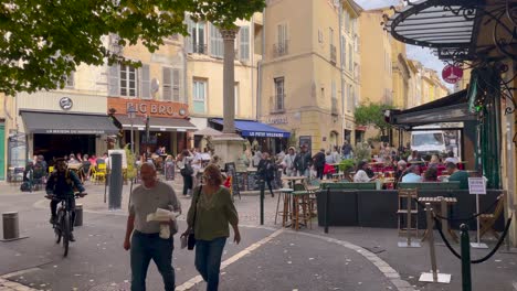 Straßenleben-Am-Belebten-Place-Des-Augustins-In-Aix-en-Provence