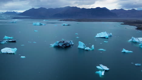 Icebergs-Flotantes-En-La-Laguna-Glaciar-Jökulsárlón-En-Islandia---Toma-Aérea