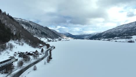 Opheimsvatnet-See-Voss-Norwegen,-Steigende-Winterantenne