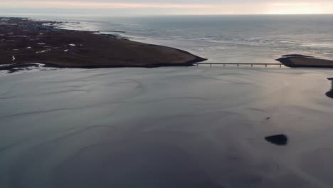 Puente-De-Carretera-Escénico-Al-Atardecer-En-El-Río-Olfusá,-Islandia