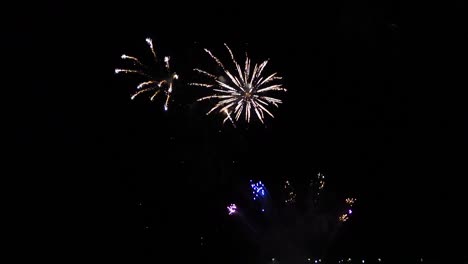 Colorido-Espectáculo-De-Fuegos-Artificiales-En-La-Playa-De-Waikiki,-Honolulu,-Oahu,-Hawai