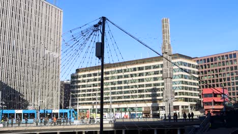 Los-Tranvías-Pasan-Por-La-Plaza-De-La-Ciudad-Sergels-Torg-En-La-Soleada-Estocolmo,-Vista-Amplia