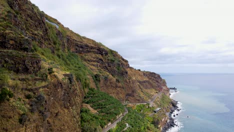 Explore-Los-Escarpados-Acantilados-De-Madeira-Desde-Arriba,-Donde-La-Tierra-Se-Encuentra-Con-La-Interminable-Extensión-Del-Océano-Atlántico.