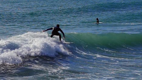 Cámara-Lenta:-Surfista-Masculino-Surfeando-La-Ola-Y-Estrellándose-En-Barcelona,-España
