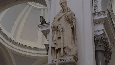 Una-Antigua-Estatua-En-La-Iglesia-Catedral-De-Palermo-Italia