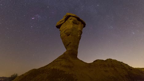 Nachthimmel-Voller-Sterne-Im-Iran,-Natürliche-Landschaft-Mit-Dunklen-Himmelswundern-Und-Einer-Einsamen,-Durch-Winderosion-Entstandenen-Wüstenfelsenklippe-Bei-Nacht,-Camping-Abenteuer,-Besuch-Einer-Attraktion-Im-Iran,-Astronomiefotografie
