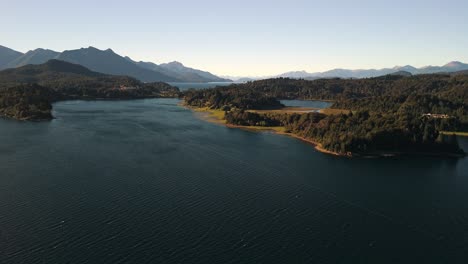 Imágenes-De-Drones-Desde-El-Lago-De-Bariloche-En-Argentina