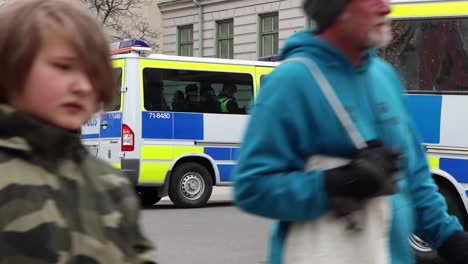 Mujer-Con-Pancarta-Pasa-A-La-Policía-En-Una-Manifestación-De-Covid-En-Estocolmo