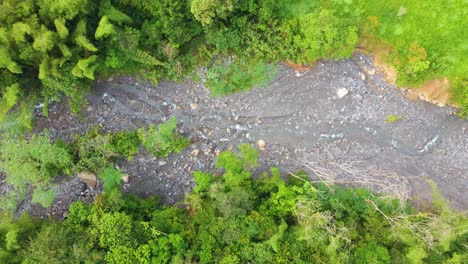 Antena-De-Secado-Del-Arroyo-De-La-Selva-Subtropical-Durante-Una-Sequía-De-Lluvia-En-Río-Negro,-Laguna-De-Fuquene---Risaralda,-Colombia