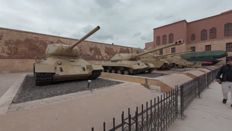 Viejos-Modelos-De-Tanques-Exhibidos-Al-Aire-Libre-En-El-Museo-Militar-Nacional-De-El-Cairo-En-Un-Día-Nublado