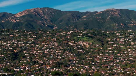 Drohnen-Luftaufnahme-Von-Häusern-Am-Hang-In-Santa-Barbara-Mit-Bergen-Im-Hintergrund