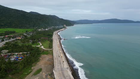 Carretera-Costera-En-El-Centro-De-Virac,-Islas-Catanduanes,-Filipinas