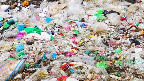 Nahaufnahme-Von-Plastikmüll,-Der-Sich-Auftürmt-Und-über-Den-Ganzen-Boden-Verteilt