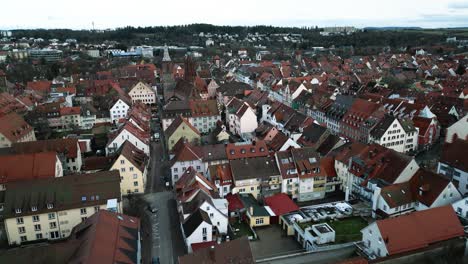 Vuelo-Con-Drones-Sobre-El-Casco-Histórico-De-Villingen-schwenningen,-Alemania