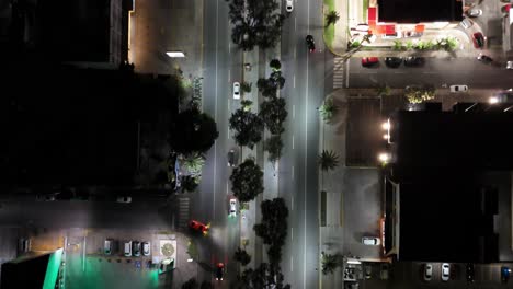 Vista-Aérea-De-Arriba-Hacia-Abajo-Del-Tráfico-Nocturno-En-Los-Suburbios-De-Santo-Domingo,-República-Dominicana,-Disparo-De-Drones-En-ángulo-Alto