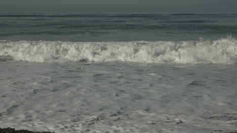 Olas-Del-Océano-En-La-Reserva-Natural-Estatal-De-Torrey-Pines-En-San-Diego,-California