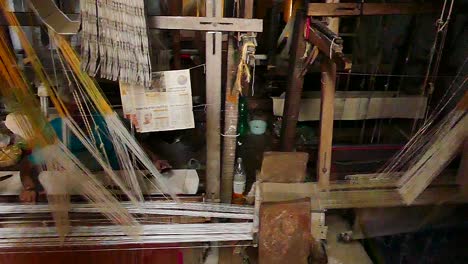Weaving-process-in-slow-motion--in-Varanasi,-India