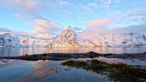 Die-Insel-Olenils-Und-Der-Berg-Olstinden-Im-Wintersonnenuntergang,-Ringe-Im-Wasser-Bewegen-Sich-Langsam,-Lofoten