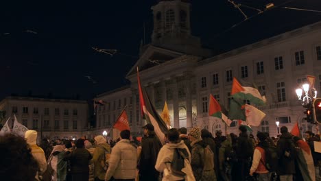 Manifestación-Pro-Palestina-En-La-Place-Royale-Junto-A-La-Estatua-De-Godefroy-De-Bouillon