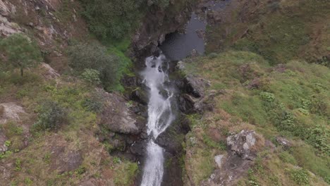 Escena-Descendente-De-Una-Cascada-En-Zacatlán