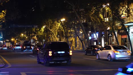 Bakú,-Azerbaiyán,-Mucho-Tráfico-Nocturno-En-El-Centro,-Coches-Y-Farolas