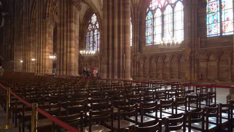 Besucher-Spazieren-Um-Die-Liebfrauenkathedrale-Von-Straßburg