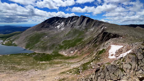 Gipfel-See-Park-Montieren-Blauer-Himmel-Evans-Fourteener-Hohe-Höhe-Gipfel-Bergsteigen-Wanderung-Wandern-Abenteuer-Rocky-Mountains-Kontinentale-Wasserscheide-Sommer-Sonnig-Blauer-Vogel-Hohe-Höhe-Langsam-Nach-Links-Schwenken-