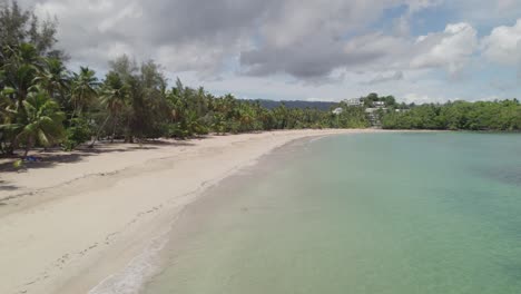 Luftaufnahme-Des-Paradiesstrandes-Las-Terrenas-Mit-Palmen-Und-Kristallklarem-Wasser