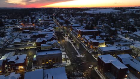 Kleinstadtplatz-In-Den-USA-Während-Des-Verschneiten-Wintersonnenuntergangs