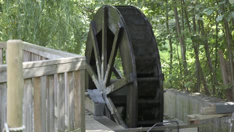 Antiguo-Molino-De-Agua-De-Madera-Gira-La-Energía-Hidráulica-Con-Trípode-Estático-Rural