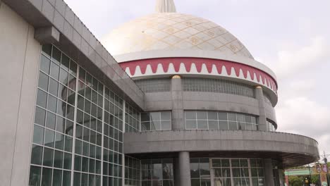 Weiße-Traditionelle-Kuppel-Des-Royal-Regalia-Museum-In-Bandar-Seri-Bagawan-In-Brunei-Darussalam