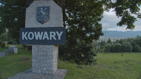 Cartel-De-Bienvenida-Entrando-A-La-Ciudad-De-Kowary,-Polonia