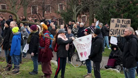 Demonstranten-Mit-Freiheits-,-Liebes--Und-Lebenszeichen-Bei-Kundgebung-Zur-Covid-Regulierung