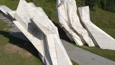 Tjentiste-Gedenkpark-Und-Denkmal-Zum-Zweiten-Weltkrieg-In-Der-Grünen-Landschaft-Des-Sutjeska-Nationalparks,-Bosnien-Und-Herzegowina,-Drohnenaufnahme
