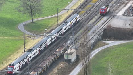 Cruce-Ferroviario-Suizo-En-Un-Entorno-Verde-Y-Exuberante---Vista-Superior